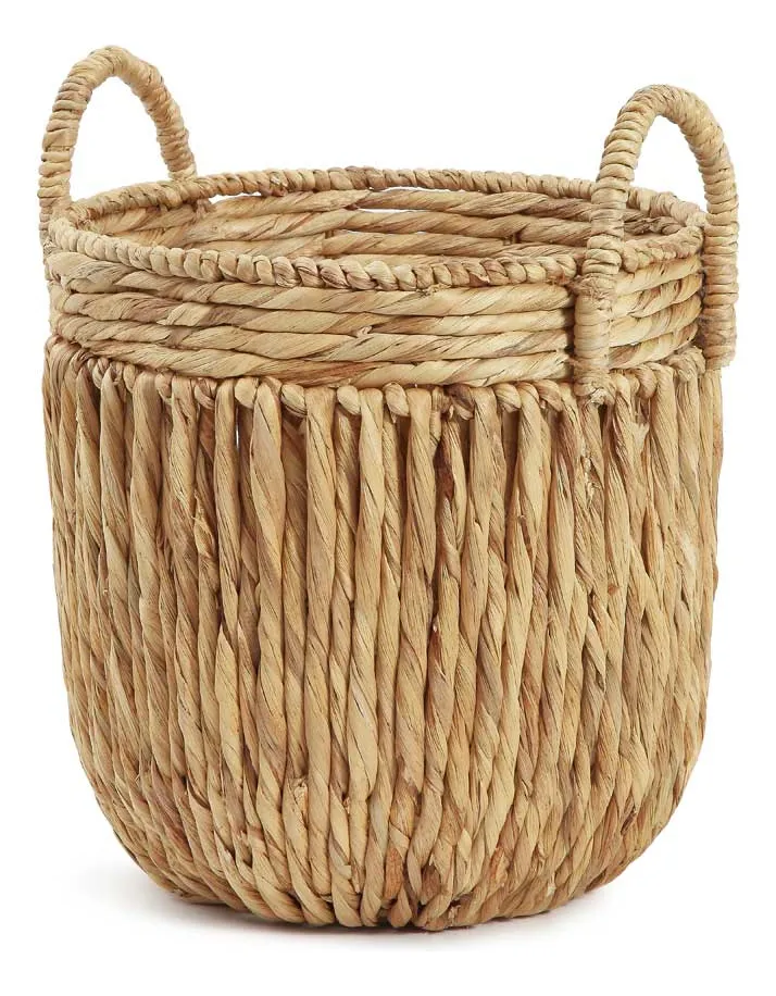 Cesto boho de fibras naturais trançadas, com alças e acabamento fechado.