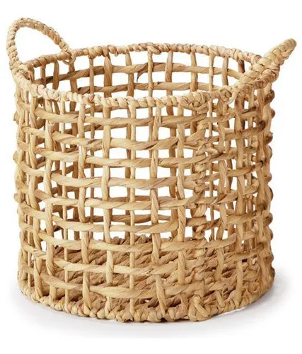 Cesto decorativo boho de fibras naturais, com trama aberta e alças nas laterais.