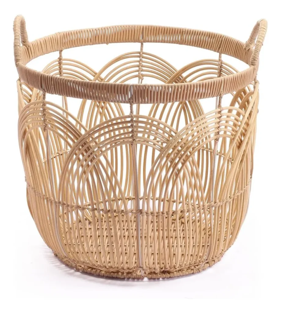 Cesto decorativo boho de rattan com alças e desenho de arcos na trama aberta.