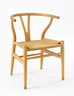 Cadeira Wishbone de Hans Wegner em madeira clara com assento de corda natural, ícone do design escandinavo.