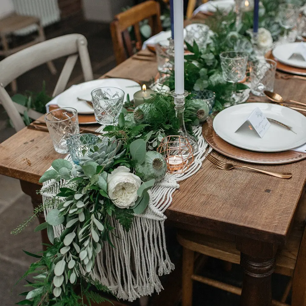 caminho de mesa feito em macrame em linha cru