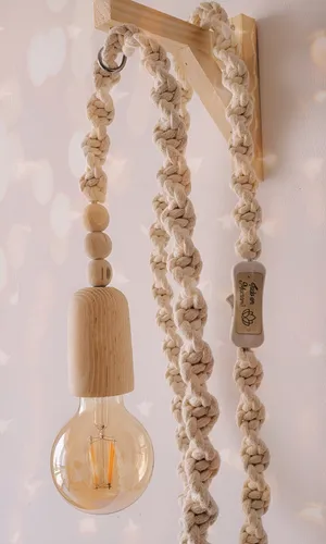 Pendente de parede artesanal em corda de algodão com suporte de madeira
