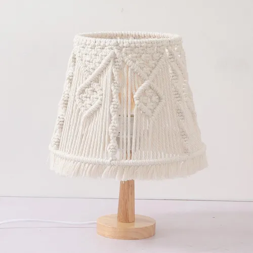 Abajur de mesa artesanal com cúpula em macramê branco e base de madeira natural