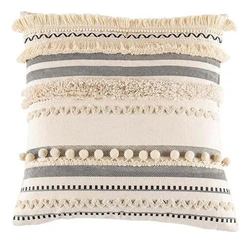 Almofada boho em tecido bege e preto com franjas e pompons decorativos
