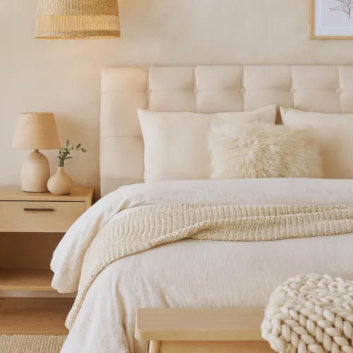 Cabeceira de cama estofada moderna em bege com acabamento capitonê minimalista