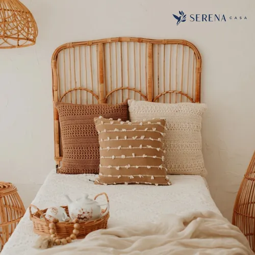 Cabeceira de cama em rattan natural estilo boho com almofadas decorativas