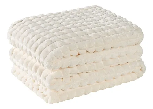 Cobertor ultrasoft branco dobrado com textura macia e volumosa