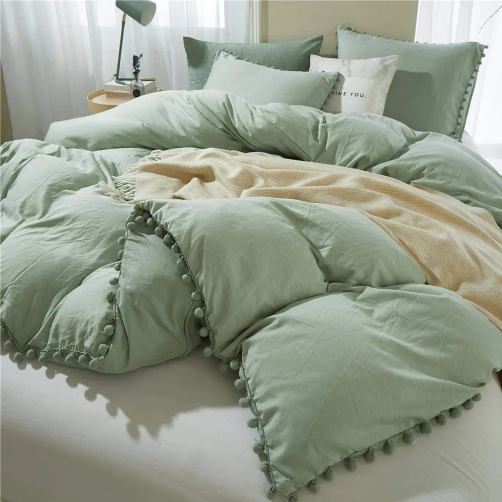 Jogo de cama verde com edredom e fronhas decorados com pompons