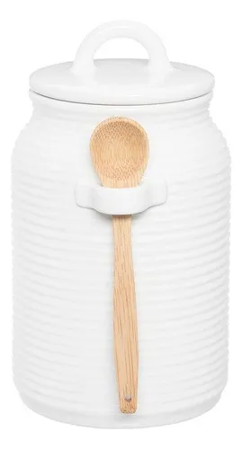 Pote branco de cerâmica artesanal com tampa e colher de bambu, usado para guardar mantimentos e decorar a cozinha Boho.