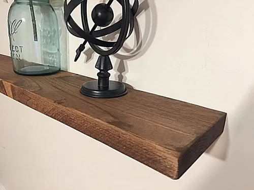 Prateleira de madeira pinus grossa fixada na parede, decorada com objetos e jarro de vidro, perfeita para compor uma cozinha Boho rústica e aconchegante.