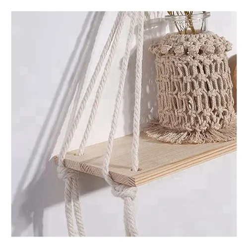 Prateleira suspensa em madeira clara com cordas de algodão, decorada com vaso artesanal em macramê, perfeita para a cozinha Boho.