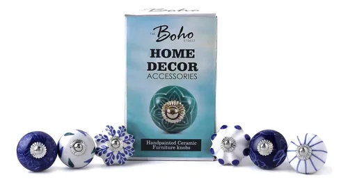 Conjunto de puxadores artesanais em cerâmica azul e branca, pintados à mão, usados para decorar móveis de uma cozinha Boho.