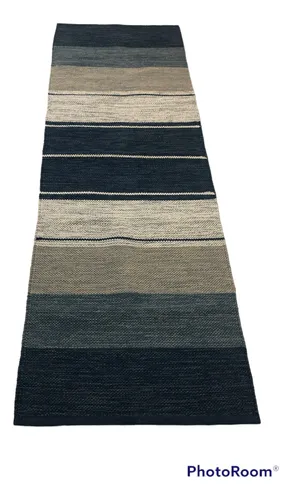 Tapete passadeira Kilim em algodão com listras em tons neutros e azul, perfeito para trazer aconchego e estilo à cozinha Boho.