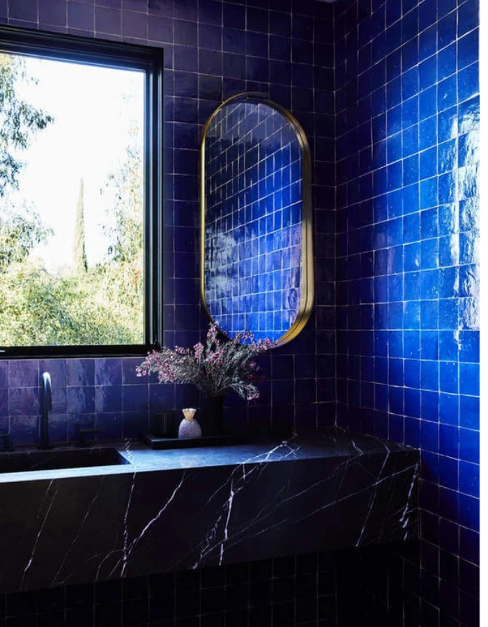 Banheiro pequeno e luxuoso revestido em azul com bancada de mármore preto e espelho dourado, mostrando o poder das cores escuras na decoração.
🌸 11. Banheiro pequeno e luxuoso com azulejos em tons de rosa
Este banheiro pequeno e luxuoso é um verdadeiro abraço visual. As paredes em azulejos verticais, que mesclam tons de rosa e terracota, criam uma sensação de acolhimento imediato. A madeira no teto adiciona calor, enquanto o espelho curvado e as torneiras douradas trazem um toque moderno e elegante.
O jogo de luz e sombra valoriza cada cor, tornando o ambiente um refúgio (ops! sem usar a palavra 😄) de bem-estar e estilo. É um banheiro colorido que prova que romantismo e sofisticação podem caminhar juntos. Um espaço perfeito para quem busca inspiração e leveza até nos detalhes do dia a dia.
Nome da imagem: banheiro-pequeno-luxuoso-rosa-terroso
Título da imagem: 11. Banheiro pequeno e luxuoso com azulejos em tons de rosa
Descrição: Banheiro pequeno e luxuoso com azulejos rosa e terracota, teto de madeira e detalhes dourados. Mistura equilibrada entre romantismo e modernidade.
Alt text: Banheiro pequeno e luxuoso com azulejos verticais em tons de rosa e teto de madeira, combinando cor, aconchego e sofisticação.
Quer que eu finalize agora com a conclusão do post + meta description + tags SEO para o Rank Math? Assim o artigo “Banheiro pequeno e luxuoso” fica totalmente pronto para publicação.