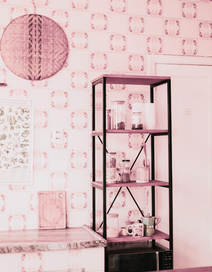 Cozinha vintage com azulejos florais rosa e estante com utensílios organizados Se quiser, já posso fazer a versão Pinterest (com 5 palavras-chave + CTA com 👉) pra esse pin também 💖