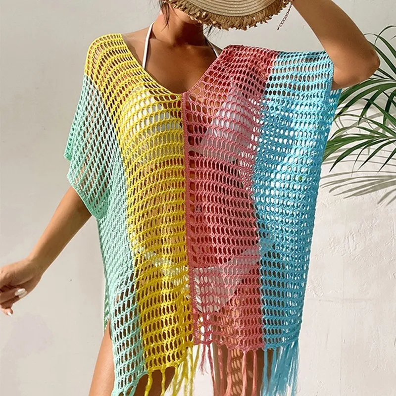 Saída de praia boho vibrante em crochê multicolorido usada sobre biquíni.